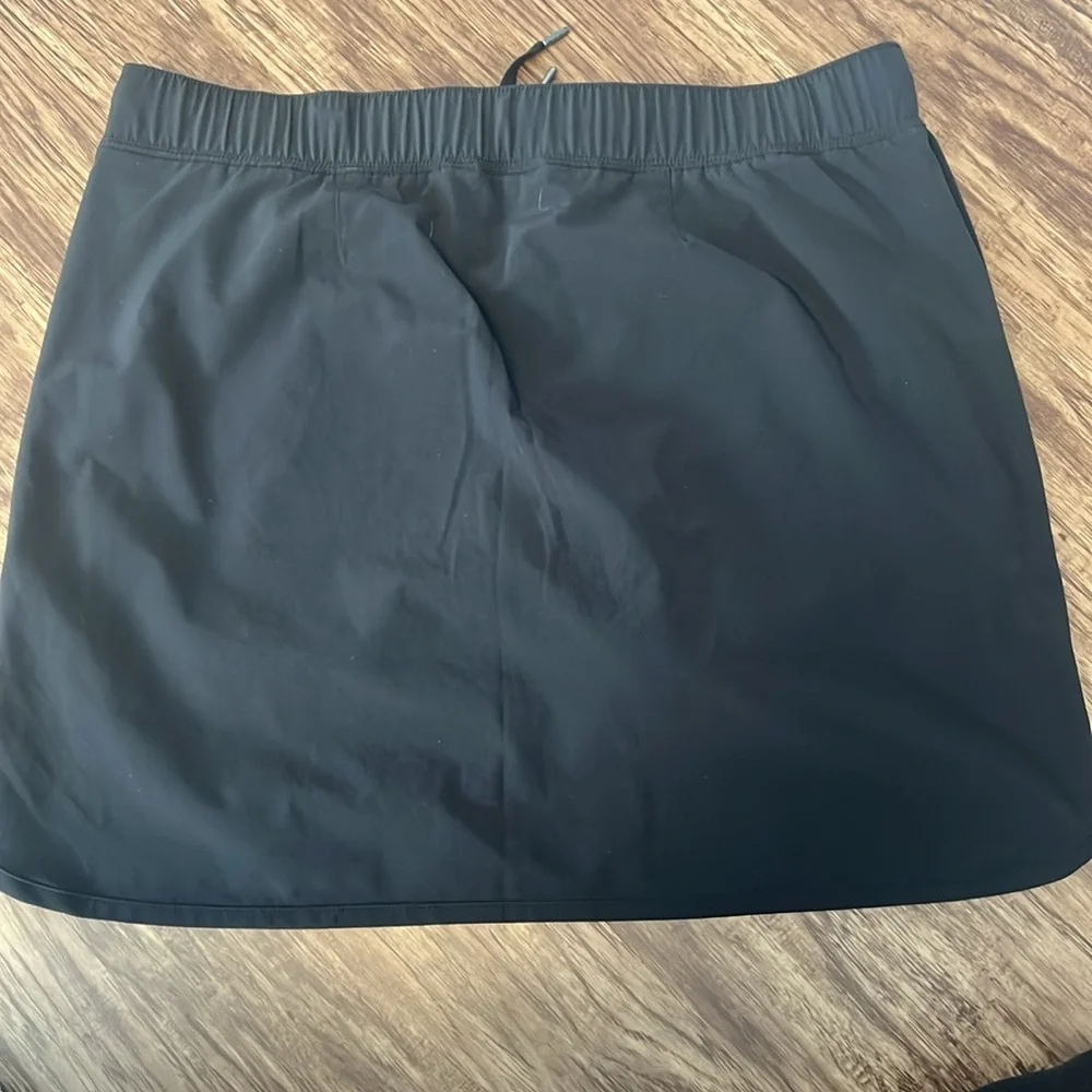 Black Athleta skort with side zipper pockets. - Picture 5 of 6
